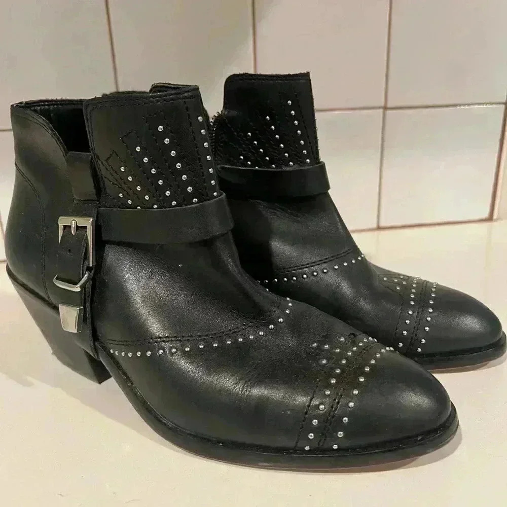 Vince Camuto Dorintina Black Leather Silver Studded Ankle Booties Size 6 NWOT